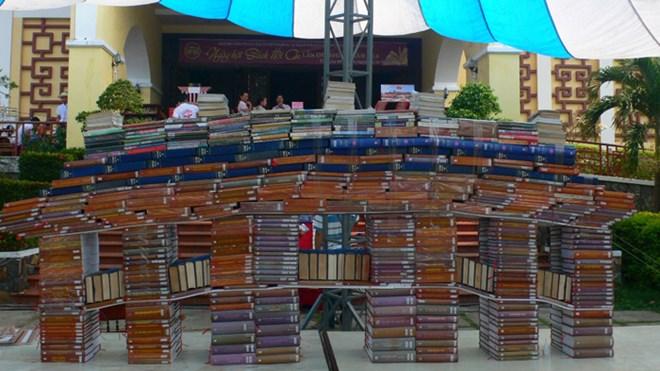 ງານບຸນປື້ມຢູ່ຖະໜົນເກົ່າໂຮ້ຍອານ ດຳເນີນໄປ ຢ່າງຟົດຟື້ນ